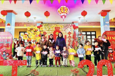 UBMTTQ XÃ NAM XANG TRAO QUÀ TẾT CHO TRẺ EM CÓ HOÀN CẢNH KHÓ KHĂN TẠI TRƯỜNG MẦM NON NGUYÊN LÝ