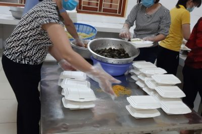 CÁN BỘ, GIÁO VIÊN TRƯỜNG MẦM NON NGUYÊN LÝ THAM GIA NẤU CƠM PHỤC VỤ CHO NGƯỜI BỊ CÁCH LY DO DỊCH COVID-19