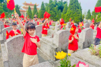 THAM QUAN VÀ TƯỞNG NIỆM CÁC ANH HÙNG LIỆT SỸ