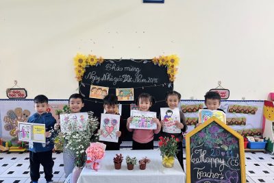 NHỮNG KHOẢNH KHẮC DỄ THƯƠNG CỦA CÁC BẠN NHỎ LỚP C5 VẼ TRANH TẶNG CÔ NHÂN NGÀY 20/11