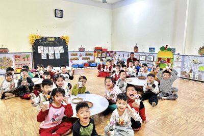 HOẠT ĐỘNG CẮM HOA TẶNG MẸ NHÂN NGÀY QUỐC TẾ PHỤ NỮ 8/3