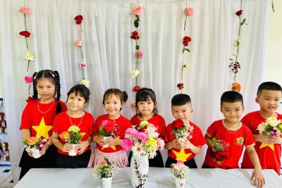 BÉ KHÉO TAY CẮM HOA TẶNG MẸ – HOẠT ĐỘNG Ý NGHĨA CỦA LỚP C5 TRƯỜNG MẦM NON NGUYÊN LÝ CHÀO MỪNG NGÀY 20/10